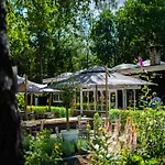 Stylish Hoenderloo Family Bungalow 度假居 *