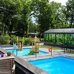 Stylish Hoenderloo Family Bungalow 度假居